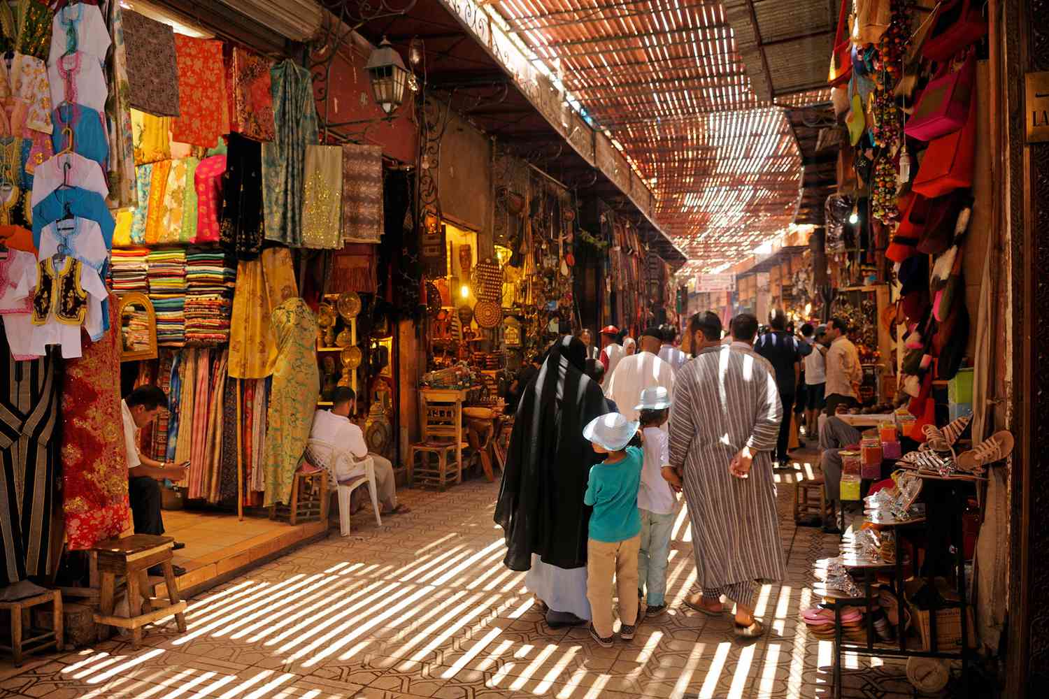 souks-market-marrakesh-morocco-MOROCCOABLE1221-0e0fa4062f2d4a6e99085976a6218fca souks-market-marrakesh-morocco-MOROCCOABLE1221-0e0fa4062f2d4a6e99085976a6218fca